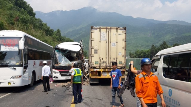Tai nạn giao thông tại hầm Hải Vân khiến 13 người bị thương