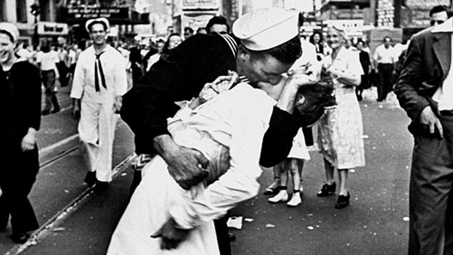Giải mã bí ẩn 'Nụ hôn Quảng trường Thời đại'