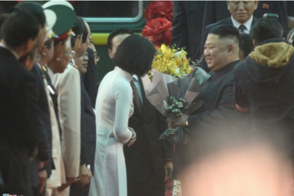 Cô gái tặng hoa nhà lãnh đạo Triều Tiên Kim Jong Un, Cô gái tặng hoa Kim Jong Un, Cô gái tặng hoa ông Kim Jong Un, Cô gái tặng hoa lãnh đạo Triều Tiên Kim Jong Un