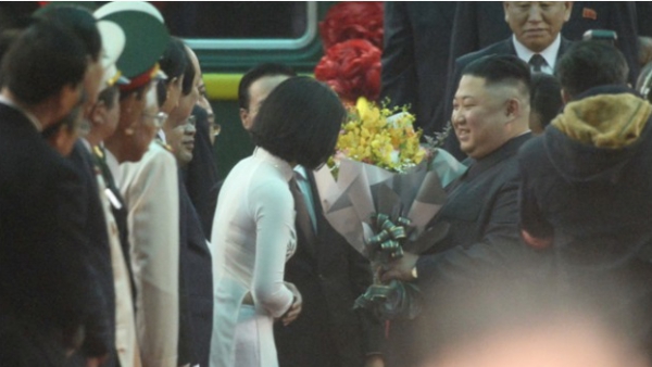 Cô sinh viên mặc áo dài tặng hoa cho nhà lãnh đạo Triều Tiên Kim Jong Un