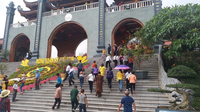 Nhìn lại 'văn hóa đi chùa' (kỳ 2): 'Bốc thuốc' cho du khách