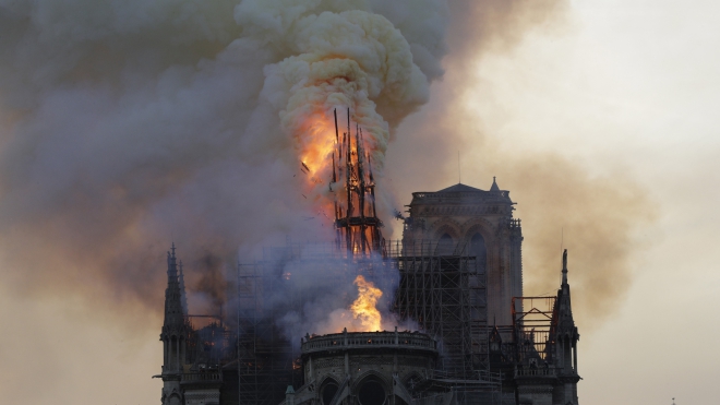 Những hình ảnh về vụ cháy lớn tại Nhà thờ Đức Bà Paris