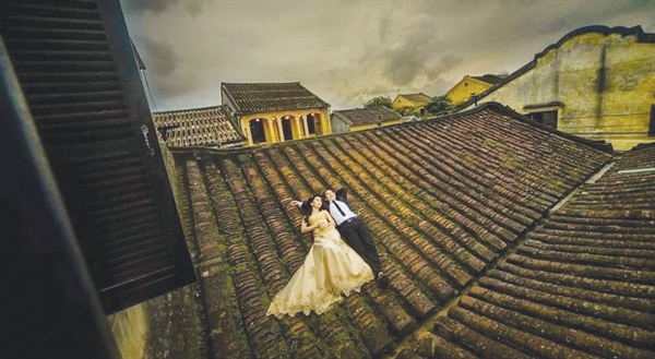 Phản cảm như... chụp ảnh cưới trên mái nhà cổ Hội An