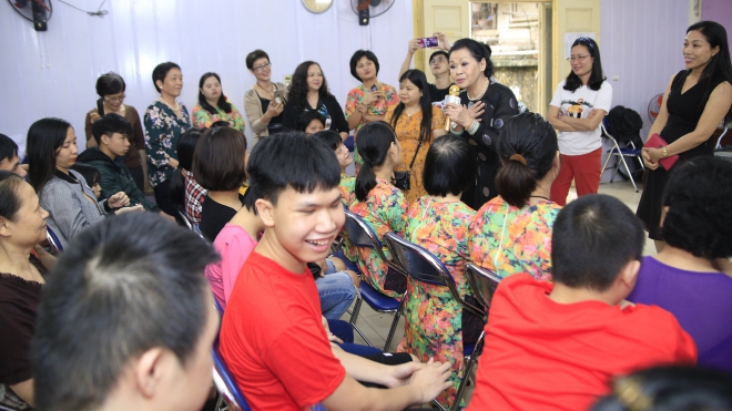 Danh ca Khánh Ly thăm trẻ khuyết tật Hà Nội trước live concert 'Người về bỗng nhớ'