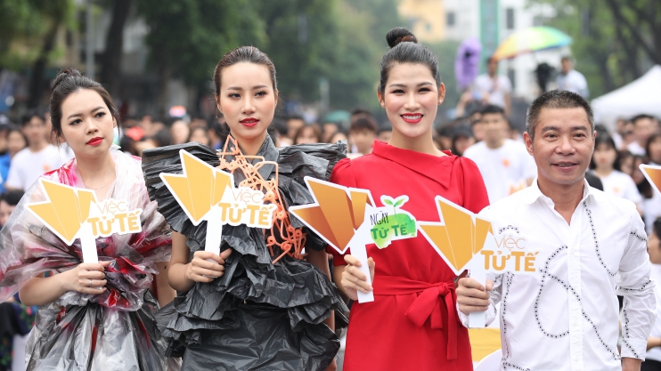 Dàn mẫu Việt trình diễn thời trang từ nhựa tái chế trong 'Ngày tử tế'