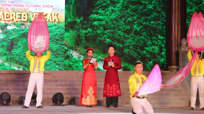 MC Hạnh Phúc chung sân khấu với ca sĩ Phi Nhung và nghệ sĩ quốc tế trong 'Vesak thiêng liêng'