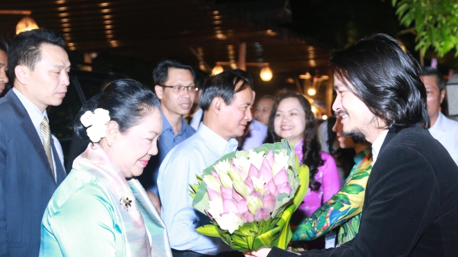Đạo diễn Hoàng Nhật Nam đón tiếp Tổng thống Myanmar dự show thực cảnh 'Tinh hoa Bắc Bộ'
