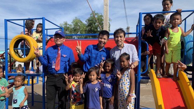 Việt Nam có sân chơi cho trẻ em thiết kế bằng lốp xe tái chế