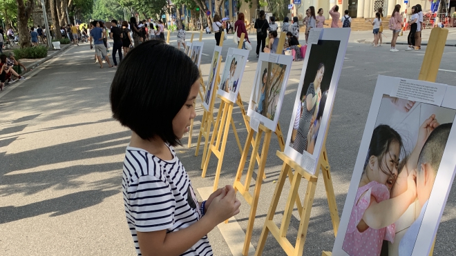 Học sinh Hà Nội bày triển lãm ảnh về trẻ khuyết tật 
