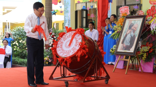 Phó Thủ tướng Chính phủ Phạm Bình Minh dự lễ khai giảng năm học mới tại tỉnh Bắc Giang