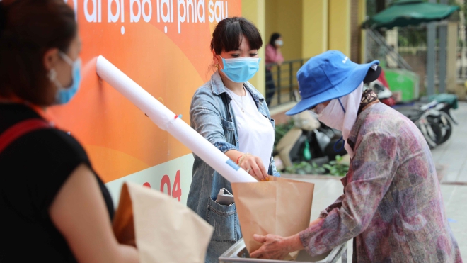 Cây 'ATM gạo' đầu tiên ở Hà Nội được lắp đặt để giúp đỡ người nghèo