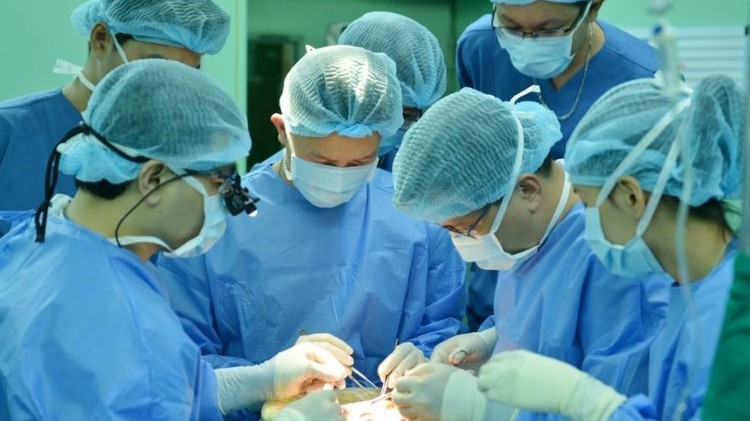 Các bác sĩ TP HCM xuyên đêm thực hiện thành công ca ghép gan từ người cho chết não