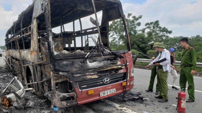 Ô tô khách cháy rụi trên cao tốc Nội Bài - Lào Cai