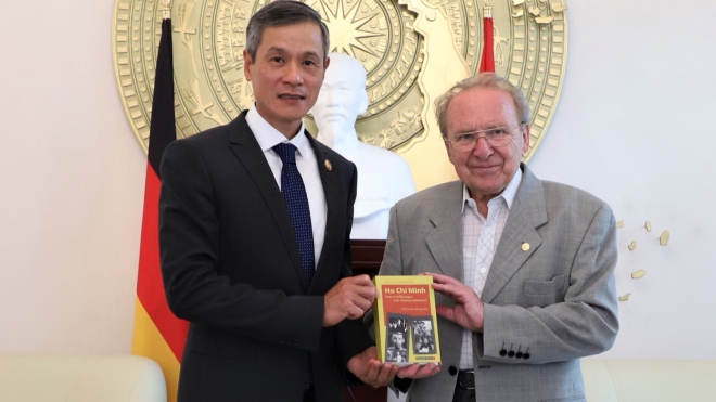 Nhà báo Hellmut Kapfenberger ra mắt cuốn sách về Chủ tịch Hồ Chí Minh tại Đức