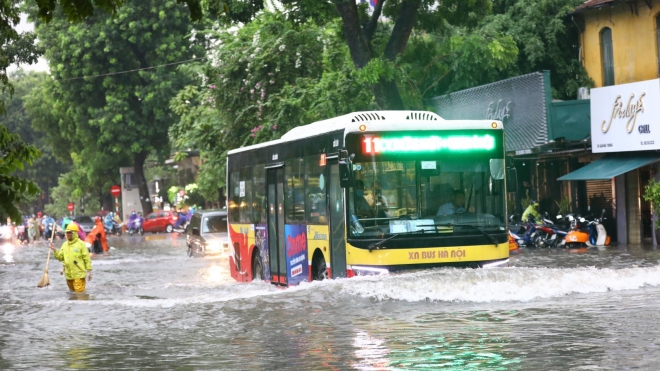 Cảnh báo ngập úng tại Hà Nội và lũ quét, sạt lở đất ở vùng núi Bắc Bộ