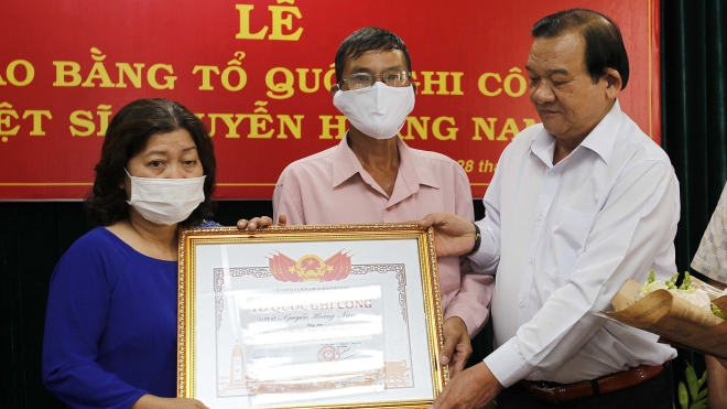 Trao bằng Tổ quốc ghi công cho gia đình Hiệp sỹ đường phố - Liệt sỹ Nguyễn Hoàng Nam