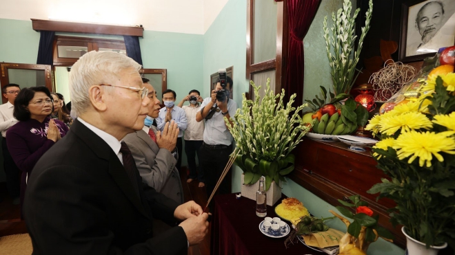 Kỷ niệm 75 năm Cách mạng Tháng Tám và Quốc khánh 2-9: Tổng Bí thư, Chủ tịch nước Nguyễn Phú Trọng dâng hương tưởng niệm Chủ tịch Hồ Chí Minh tại Nhà 67