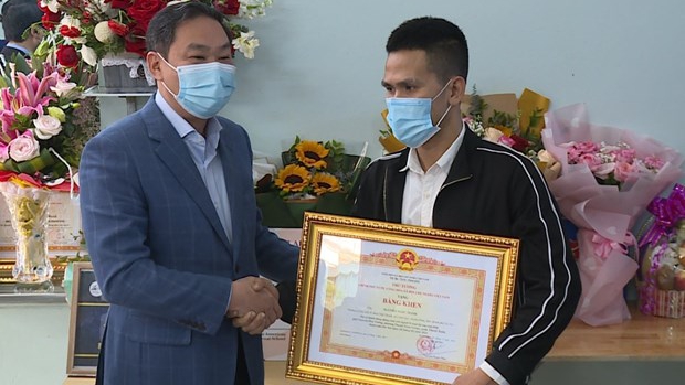 Trao Bằng khen của Thủ tướng Chính phủ tặng anh Nguyễn Ngọc Mạnh