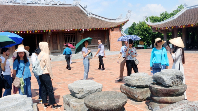 Lượng du khách đến khu du lịch Tam Chúc, Hà Nam tăng đột biến