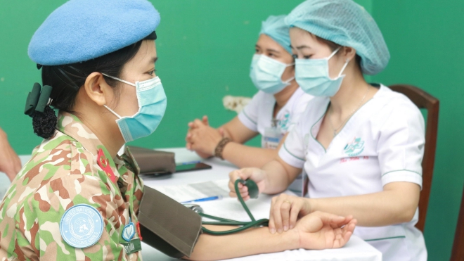 Tiêm vaccine Covid-19 cho chiến sĩ đi làm nhiệm vụ tại Nam Sudan