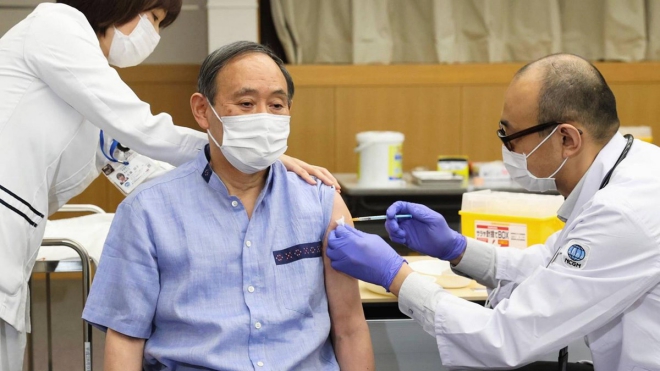 Thủ tướng Nhật Bản Suga Yoshihide được tiêm mũi vaccine Covid-19 đầu tiên