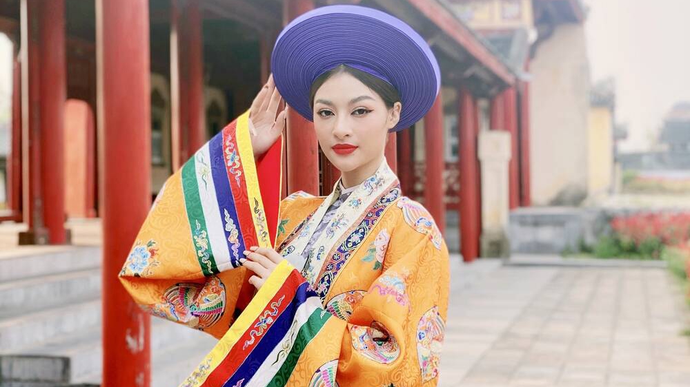 Lona Kiều Loan diện 'phượng bào' quảng bá du lịch miền Trung
