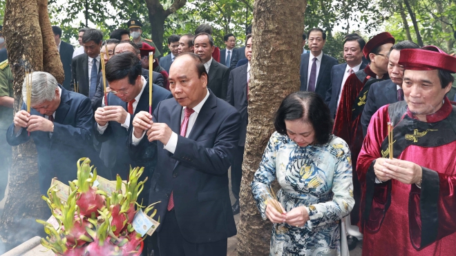 Chủ tịch nước Nguyễn Xuân Phúc dâng hương tưởng niệm các Vua Hùng nhân dịp Giỗ Tổ Hùng Vương