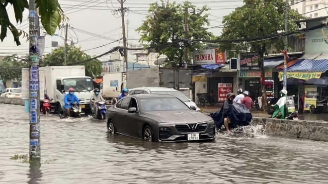 Mưa dông kéo dài 5 tiếng khiến nhiều khu vực ở TP. Hồ Chí Minh ngập nặng