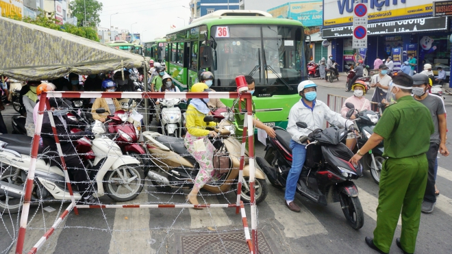 TP. Hồ Chí Minh tổ chức các chốt kiểm soát kết hợp kiểm tra việc thực hiện Chỉ thị 16