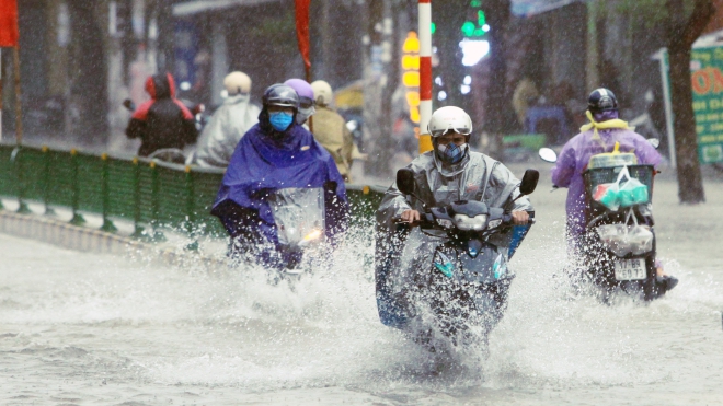 Áp thấp nhiệt đới đổ bộ vào Hải Phòng, Ninh Bình gây mưa lớn diện rộng