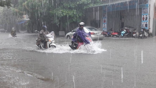 Thời tiết hôm nay: Hà Nội có mưa dông, vùng núi Bắc Bộ có nơi mưa rất to