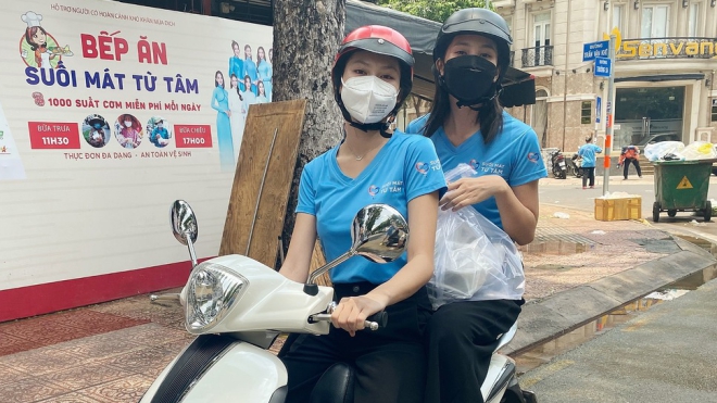 Hoa hậu Tiểu Vy chạy xe máy giao cơm cho các chiến sĩ lực lượng tuyến đầu chống dịch