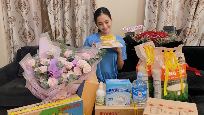 Hoa hậu Tiểu Vy được tặng gạo, nước mắm trong ngày sinh nhật 