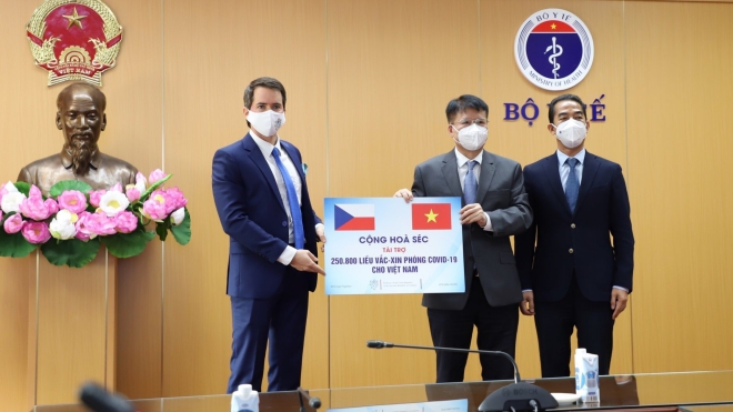 Việt Nam tiếp nhận hơn 250 nghìn liều vaccine phòng Covid-19 do Chính phủ Cộng hòa Séc trao tặng