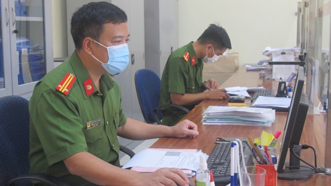 Công an Hà Nội khẩn trương cấp giấy đi đường mẫu mới cho người dân
