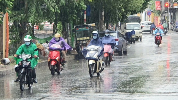 Bão số 5 cách bờ biển Quảng Trị - Quảng Nam hơn 200km, Trung Bộ mưa rất to