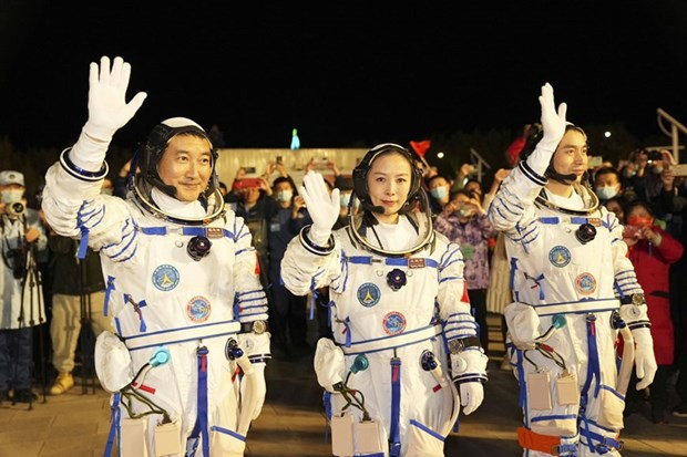 Nữ phi hành gia Trung Quốc đầu tiên đi bộ ngoài không gian, Nữ phi hành gia, đi bộ ngoài không gian