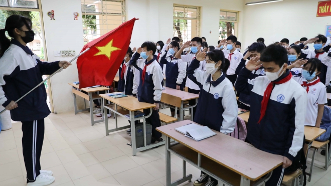 Hình ảnh học sinh trở lại trường học trực tiếp tại Hà Nội