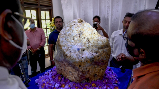 Sri Lanka phát hiện khối đá sapphire xanh lam tự nhiên lớn nhất thế giới