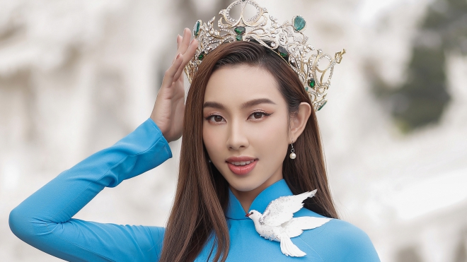 Hoa hậu Thùy Tiên diện áo dài đội nón lá trên đất Thái sau đăng quang