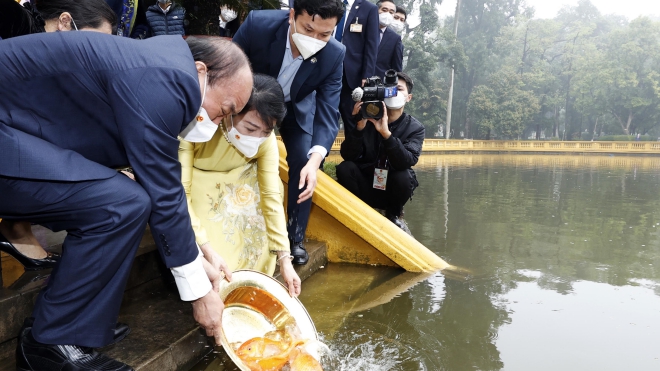 Chủ tịch nước Nguyễn Xuân Phúc và Phu nhân cùng các kiều bào thả cá truyền thống tại Ao cá Bác Hồ