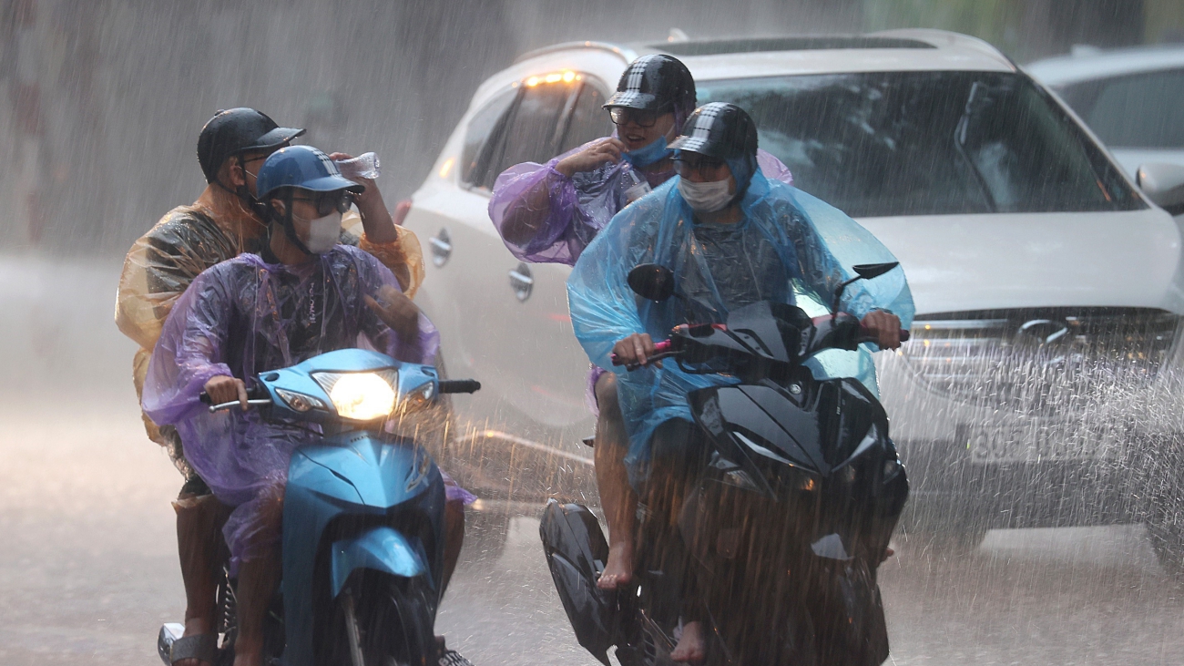 Thời tiết hôm nay: Hà Nội có mưa rào, các địa phương thời tiết bất thường