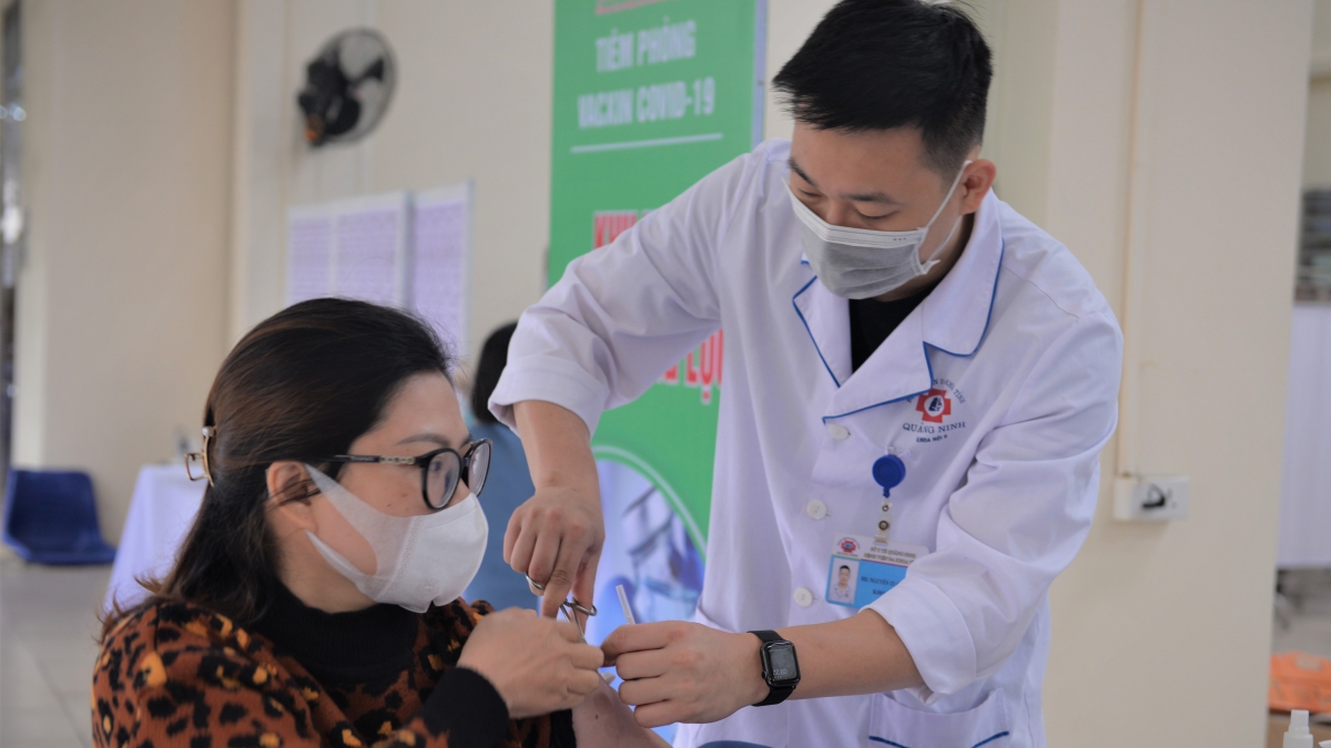 Quảng Ninh đẩy nhanh tiến độ tiêm chủng cho trẻ em trước thềm năm học mới 