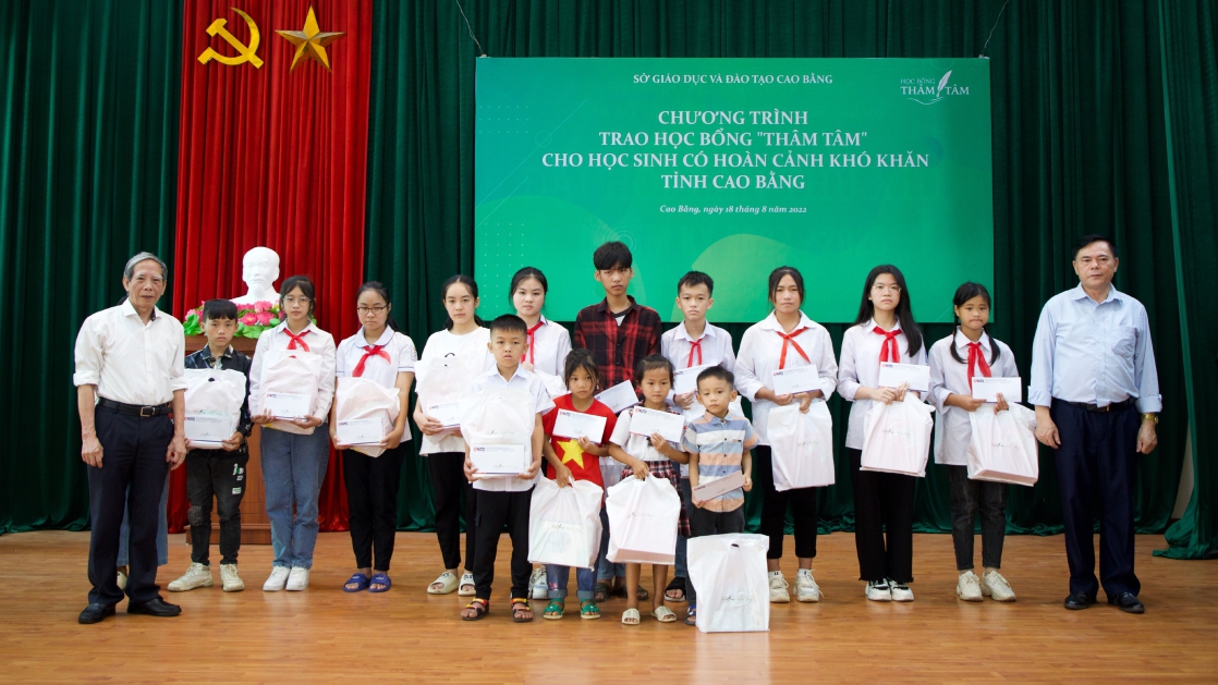 Trao Học bổng Thâm Tâm cho học sinh có hoàn cảnh khó khăn tại tỉnh Cao Bằng