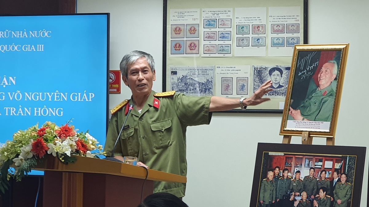 Tiếp nhận tài liệu ảnh về Đại tướng Võ Nguyên Giáp từ Đại tá, nghệ sỹ nhiếp ảnh Trần Hồng