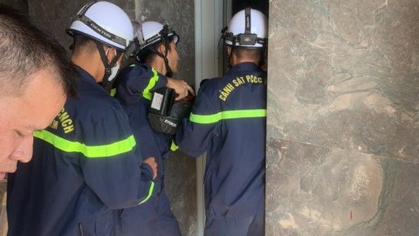 Giải cứu 10 người mắc kẹt trong thang máy chung cư ở Hà Nội