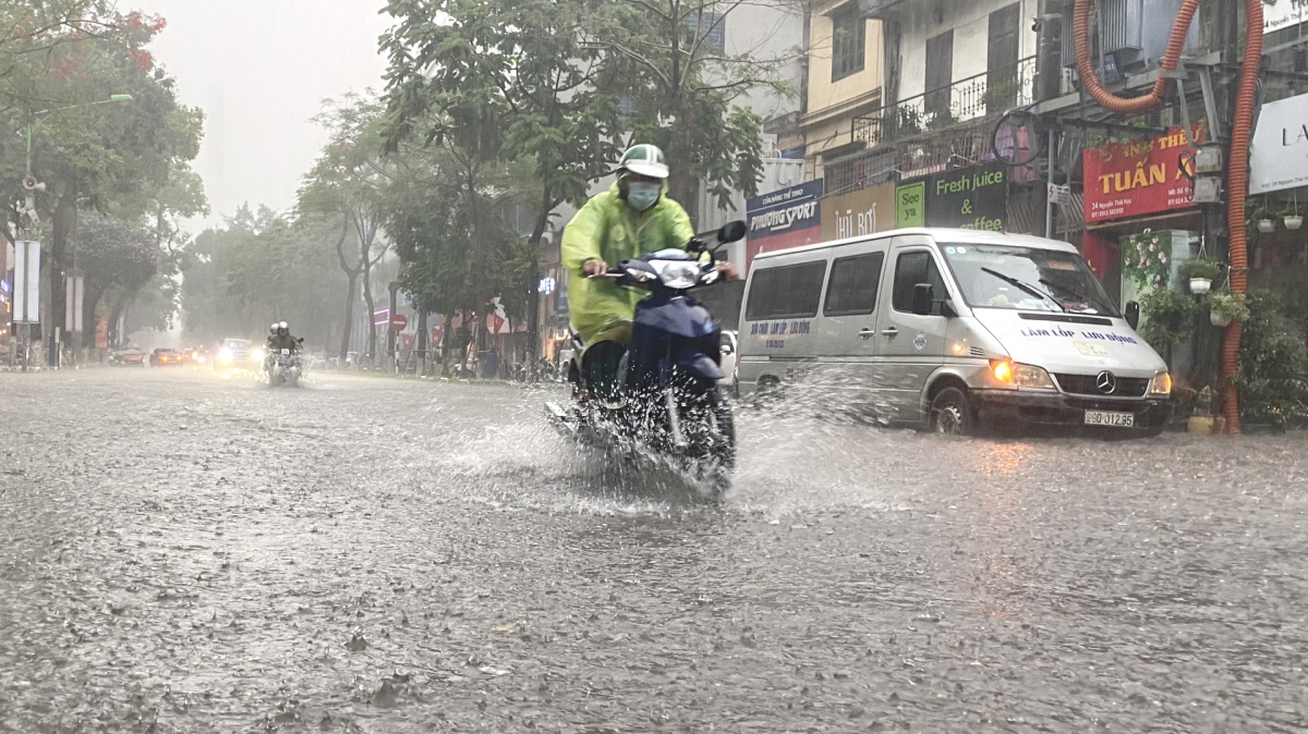Khu vực Nam đồng bằng Bắc Bộ, Hòa Bình và Thanh Hóa có mưa vừa, mưa to