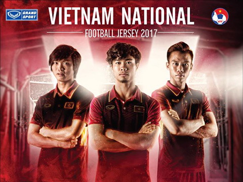Công Phượng và Ngọc Hải chất với áo đấu mới của tuyển Việt Nam, đội Công Vinh tậu được Việt kiều