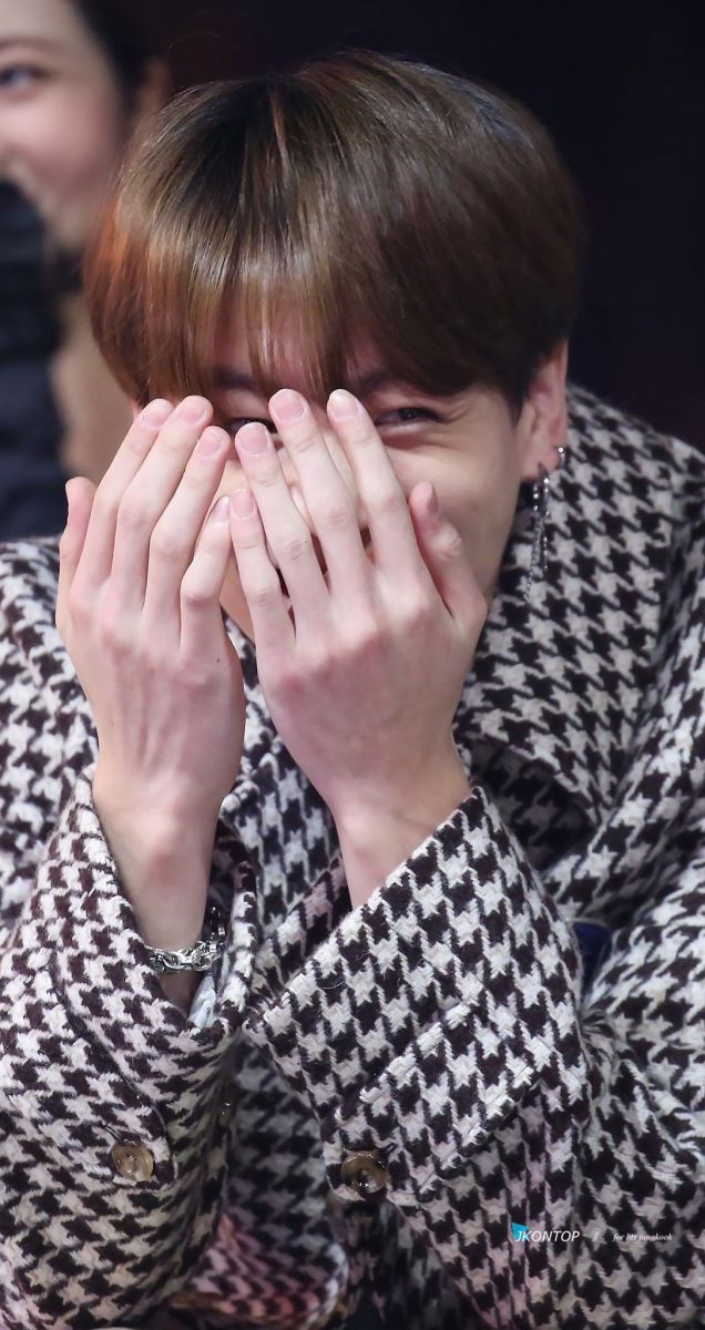 Cười mệt với những lần BTS khiến Jungkook xấu hổ muốn 'độn thổ'