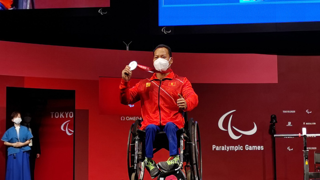 Vượt qua chấn thương, Lê Văn Công xuất sắc giành HCB Paralympic Tokyo 